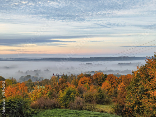 Mystische Nebellandschaft über Trosky am Morgen