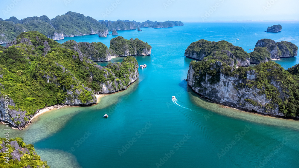 Φωτογραφία Aerial view of Lan Ha Bay just off the coat of Cat Ba Island in Vietnam