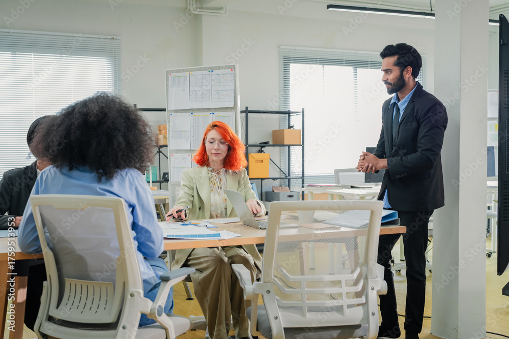 Obraz premium Multicultural business colleagues participate in an energetic office workshop, using artificial intelligence and data-driven insights to brainstorm innovative ideas, align creative strategies