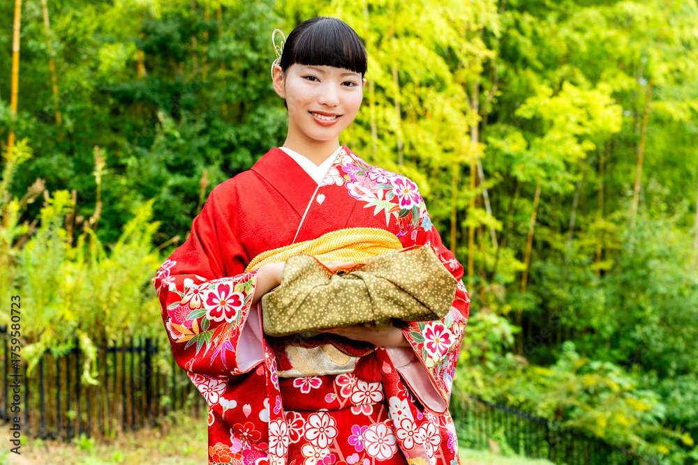 Fototapeta premium 贈答品を手に持つ振袖姿の女性