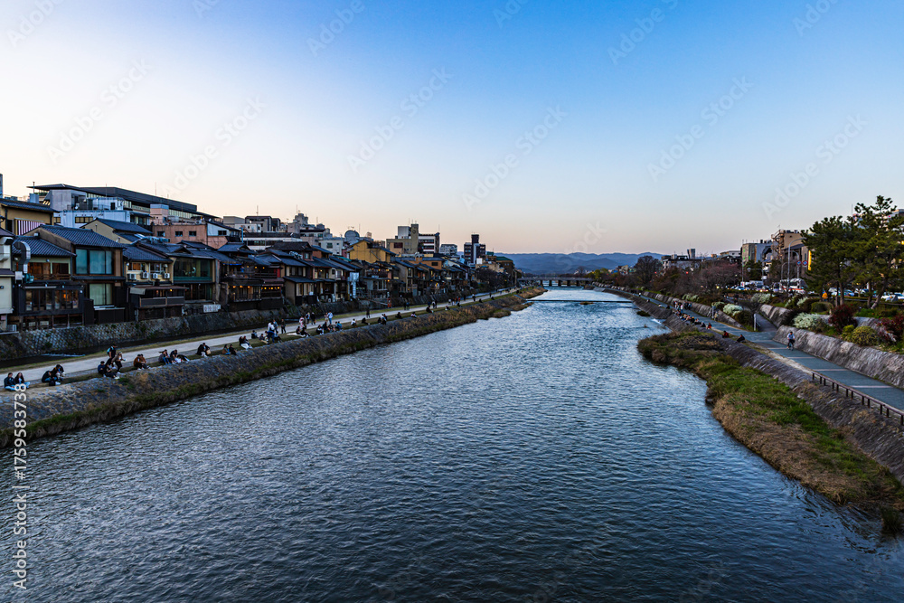 Naklejka premium Spring scenery of the Kamo River in Kyoto