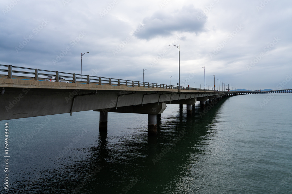 Fototapeta premium a long highway bridge on the sea