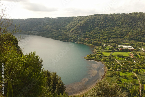 Veduta aerea e Panoramica del Lago di Nemi e della Sponda con Vegetazione 4578