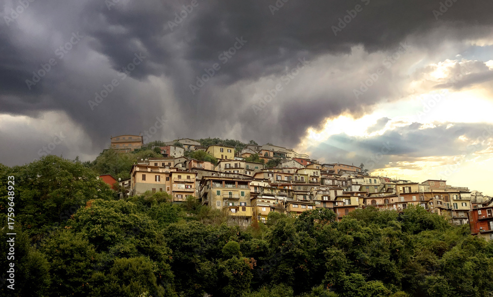 Fototapeta premium Rocca di Papa Sotto un Cielo Burrascoso e Drammatico al Tramonto 4587