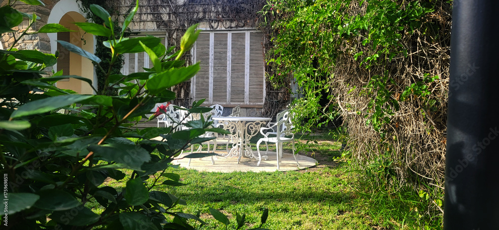 Obraz premium A pair of vintage white wrought iron chairs with intricate floral patterns