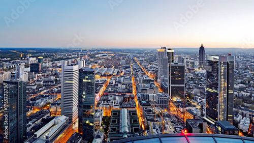Frankfurt am Main in der Abenddämmerung,