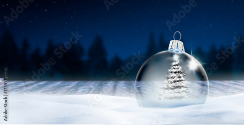 Gläserene Weihnachtskugel in einer Schneelandschaft