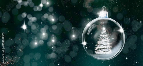 Gläserene Weihnachtskugel in einer Schneelandschaft