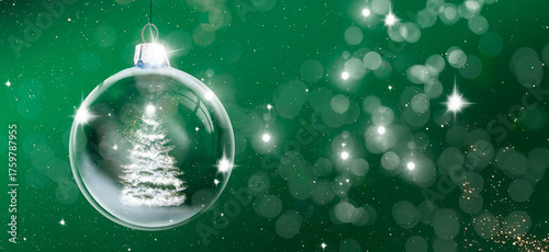 Gläserene Weihnachtskugel in einer Schneelandschaft