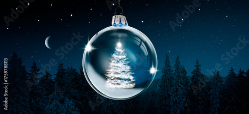 Gläserene Weihnachtskugel in einer Schneelandschaft