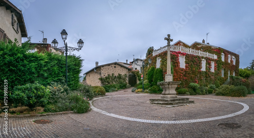 Panorama de la place centrale de Saint Victor sur Loire, en France