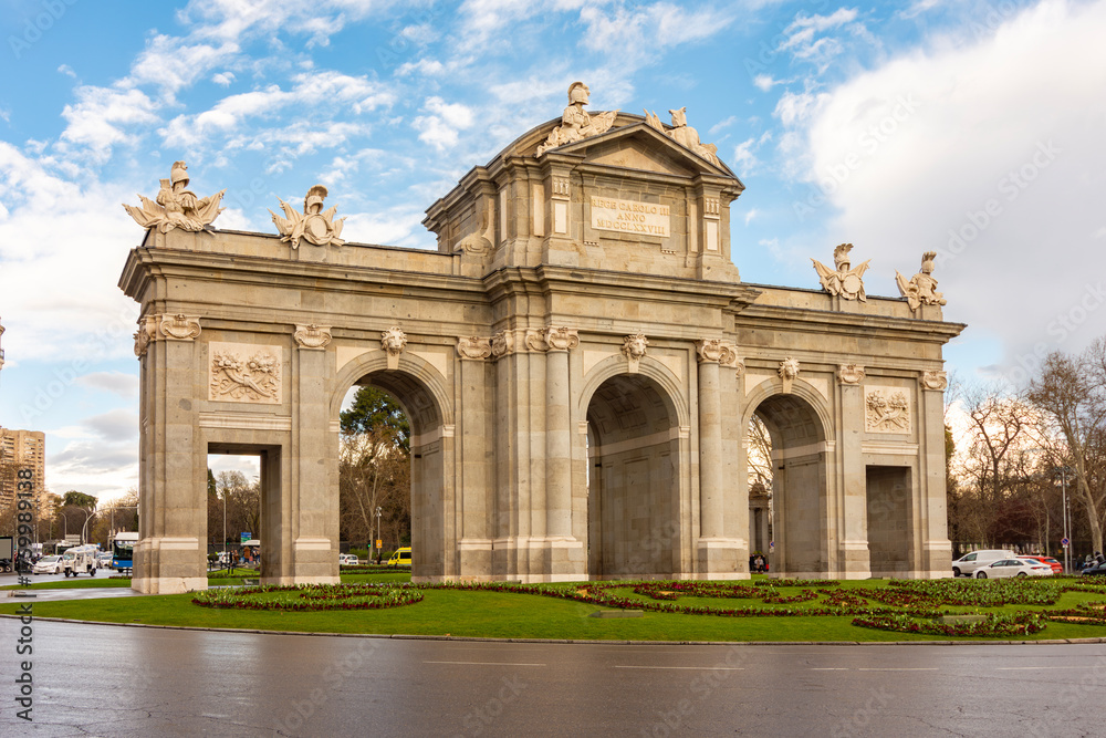 Obraz premium Puerta de Alcala gates in Madrid, Spain