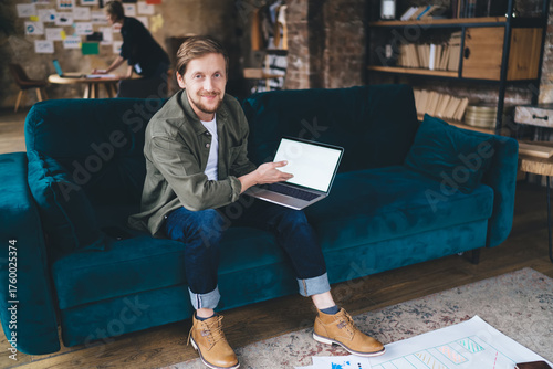 Foto Freelancer confidently showcases blank laptop screen, offering space for digital branding, UI concepts or online tools in flexible work culture and tech-focused environment