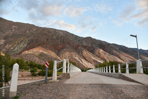 Foto An urban bridge connecting a road to some colorful hills in Jujuy, Argentina
