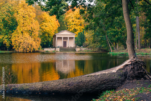 Jesienny krajobraz w romantycznym parku Arkadia w Polsce.