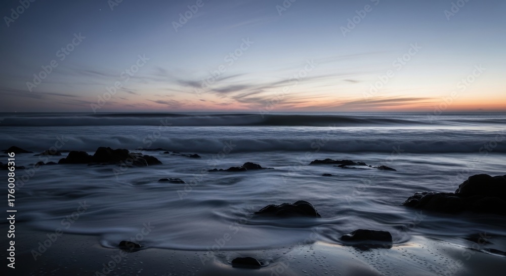 Obraz premium Ocean Waves at Twilight with Cinematic Long Exposure