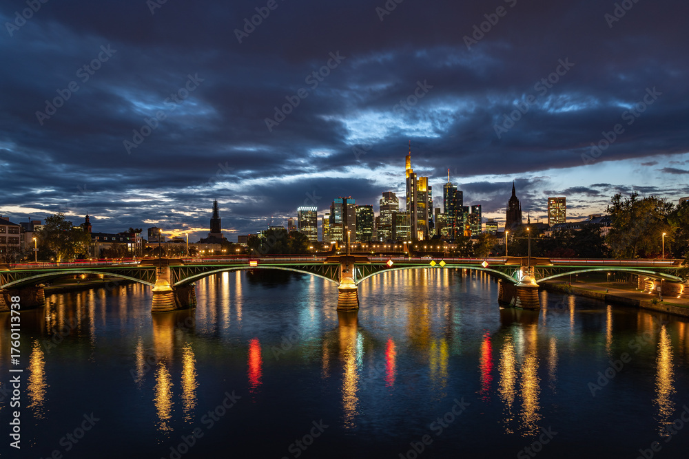 Fototapeta premium Frankfurter Skyline im Sonnenuntergang in Hessen – ein charakteristisches Stadtbild im Herzen Deutschlands