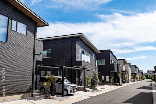 青空の下に並ぶぶモダンな一戸建て住宅の街並み