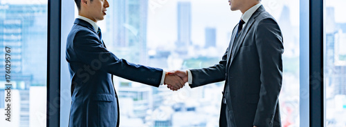 Foto スーツを着たビジネスマンの握手シーン
