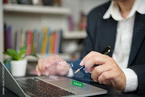 Fotografía Businessman hand use laptop submit online feedback
