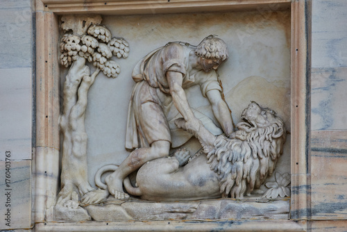 Obraz na plátně Marble relief depicting the biblical scene of Samson fighting a lion, found on the facade of Milan Cathedral (Duomo di Milano)