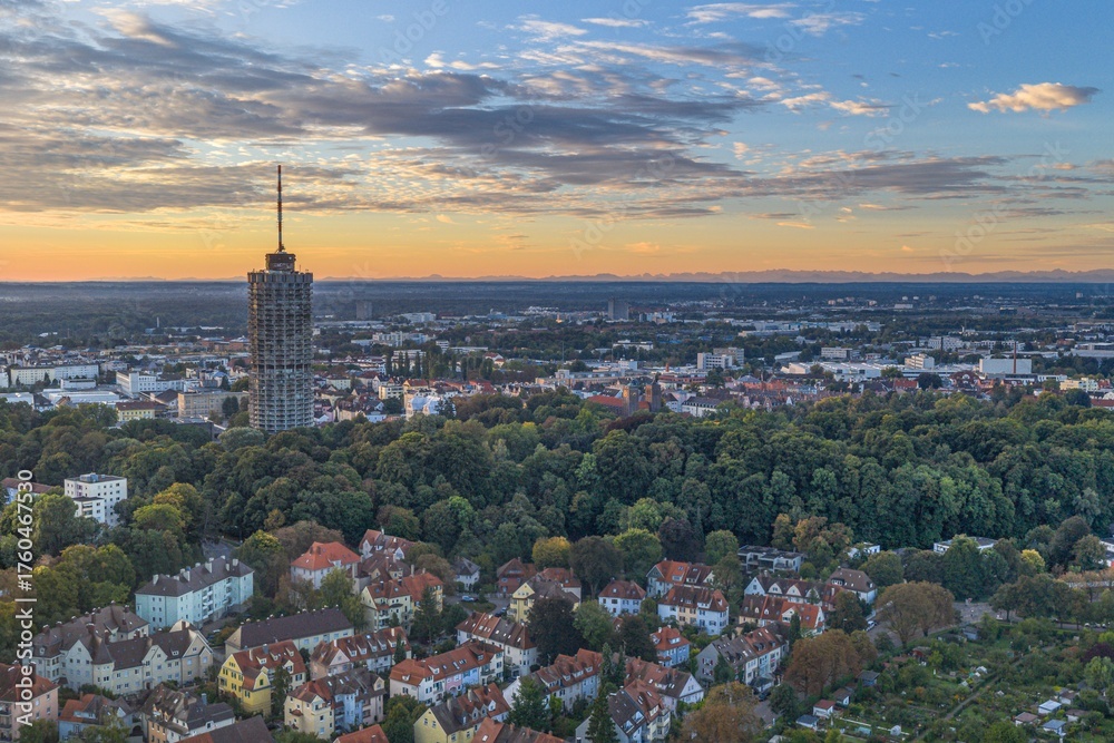 Naklejka premium Ausblick auf das morgendliche Augsburg rund um die Wertach-Auen am Thelottviertel