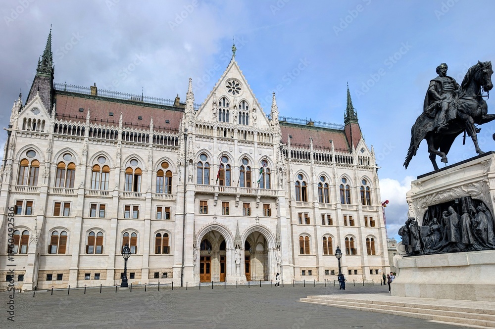 Fototapeta premium Hungarian Parliament Building and Statue in Budapest, Hungary