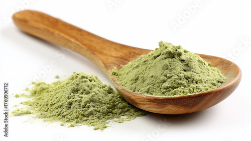 白い背景の木製スプーンと山盛りの青汁パウダー、健康食品のクローズアップ generative ai