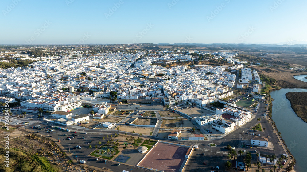 Fototapeta premium vista aérea del municipio de Conil de la frontera, Andalucía 