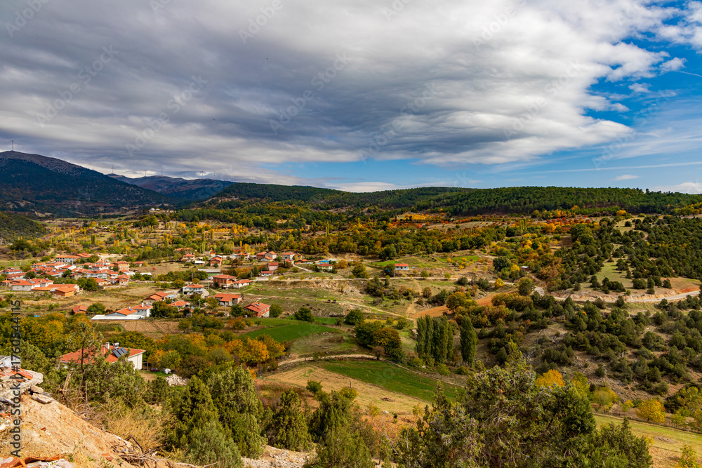 Obraz premium Village Landscape with Wind Mountain View