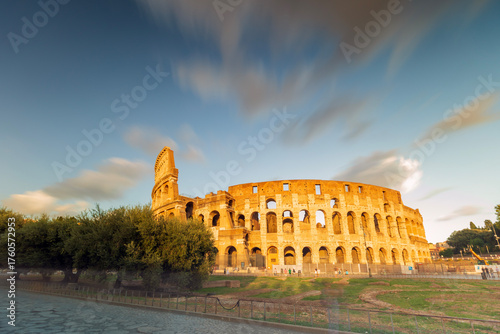 Wallpaper Mural Il Colosseo a Roma. Scatto lento in pieno giorno. Anfiteatro Flavio. Torontodigital.ca