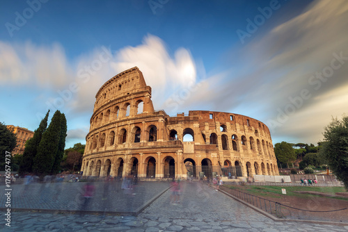 Wallpaper Mural  Il Colosseo a Roma. Scatto lento in pieno giorno. Anfiteatro   Flavio

 Torontodigital.ca