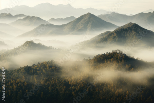 朝霧に包まれた山々が連なる幻想的で静かな風景