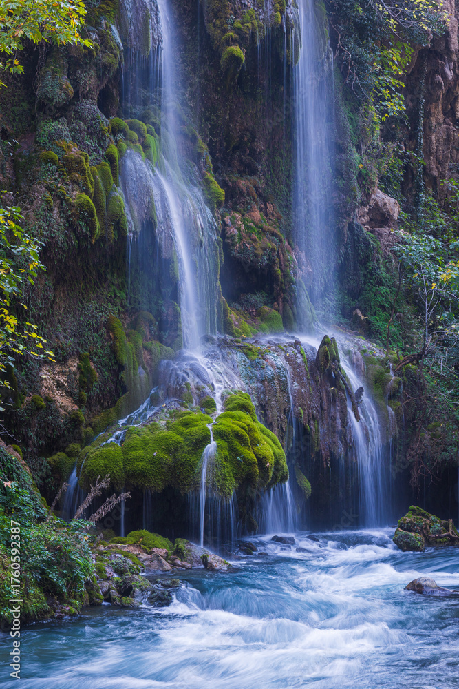 Obraz premium View towards beautiful Küp Waterfalls
