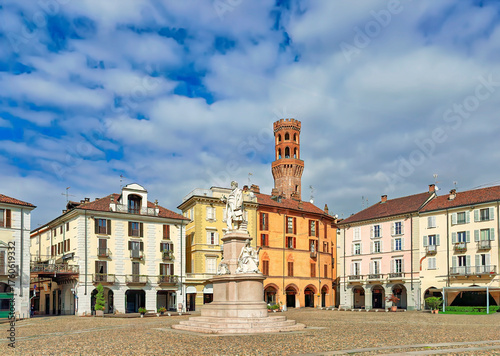 Photos Piazza Cavour mit dem mittelalterlichen Engelsturm und dem Denkmal für Camillo B