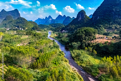 Fotografie View of Yulong River with karst peaks near Yangshuo, China