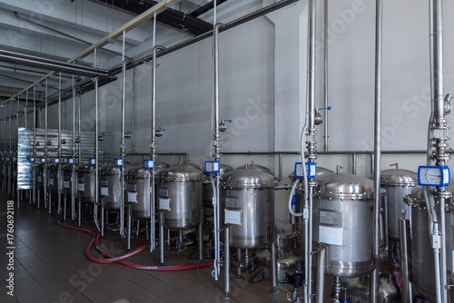 Φωτογραφία Stainless steel containers - filters are filled with high-quality granular activated carbon
