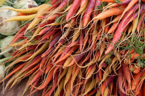 Bunte Möhren auf dem Markt