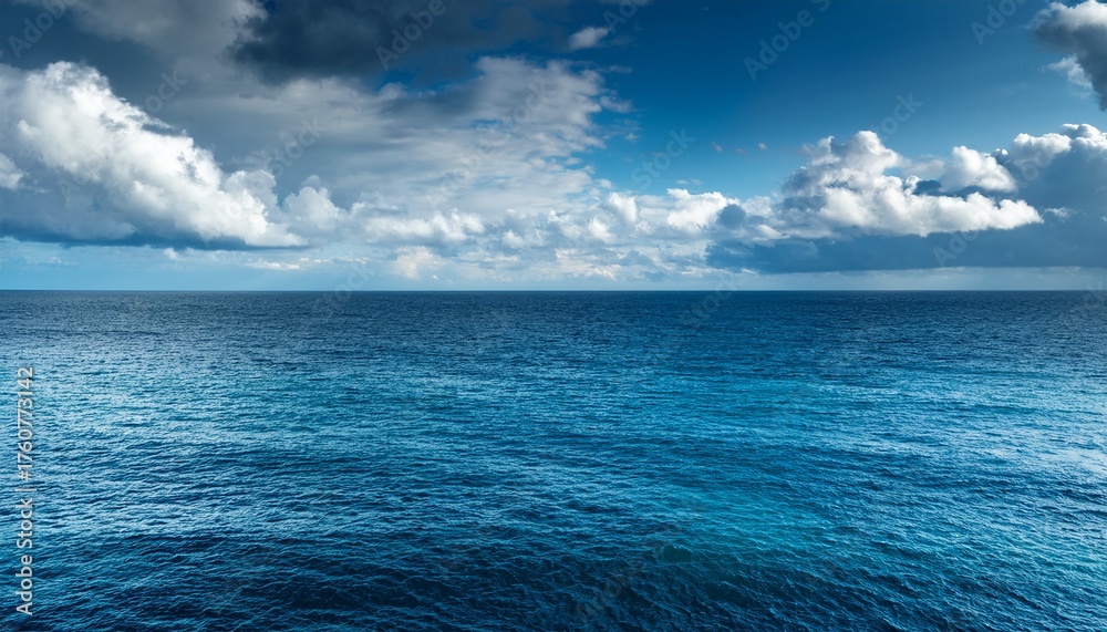 Obraz premium Vibrant Ocean Scene Under A Cloudy Sky Evokes Feelings Of Peace And Tranquility