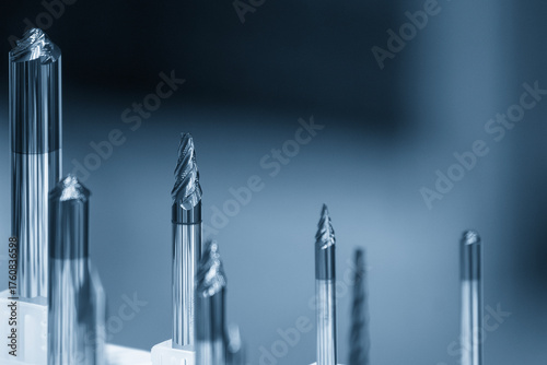 Fotografia Close up scene the group taper endmill tool for CNC milling machine in the blue tone scene