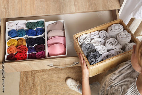 Young woman putting organiz...