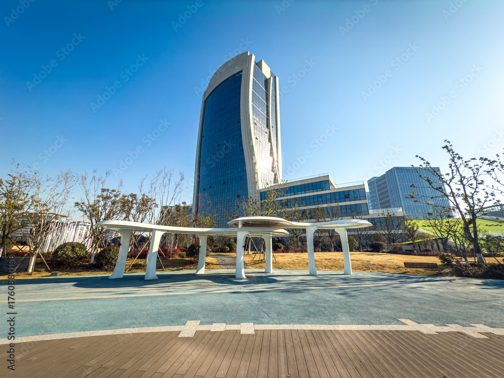Naklejka premium A Stunning Blend of Nature and Modern Architecture in Urban Landscape