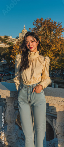 블라우스와 청바지 입은 한국 여성