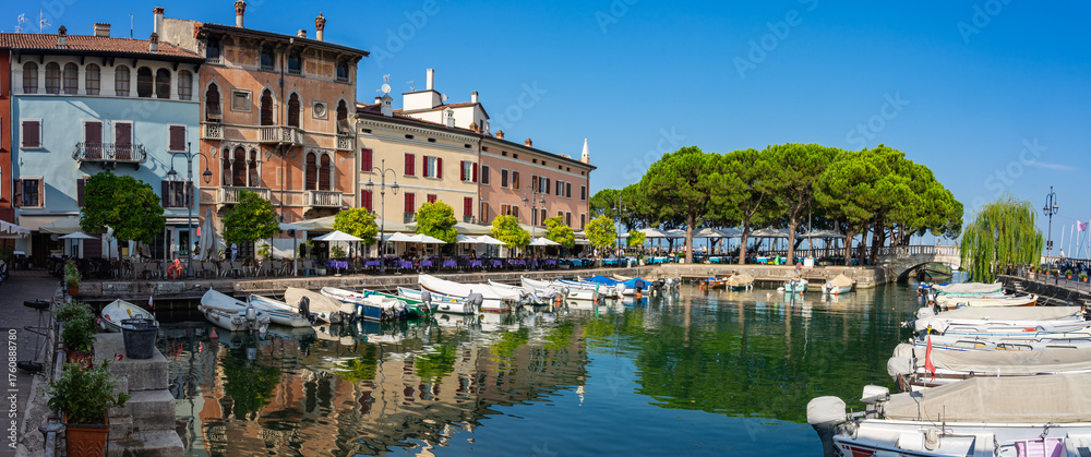 Obraz premium Italien, Urlaub am Südende des Gardasee: Der schöne Ferienort Desenzano del Garda - Porto Vecchio