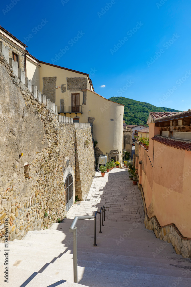 Φωτογραφία A narrow street among the old houses of Chianche