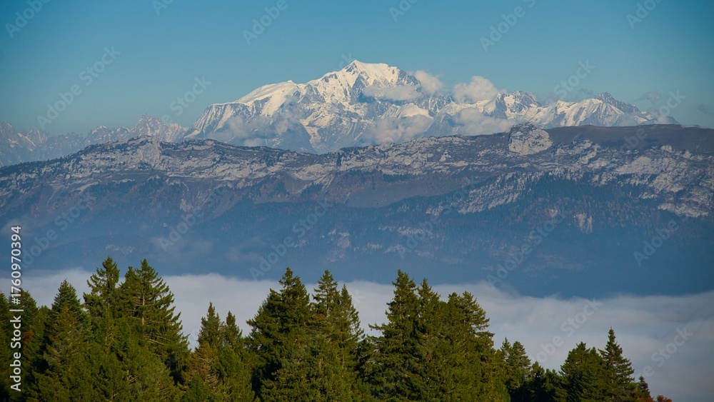 Fototapeta premium Blick vom Revard auf den Mont Blanc in Frankreich