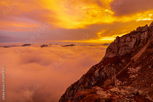 Wallpaper Mural Bergwanderung durch die wunderschöne Bayrischen Alpen vor den Toren von Garmisch-Partenkirchen hinauf zur Zugspitze - Bayern - Deutschland Torontodigital.ca