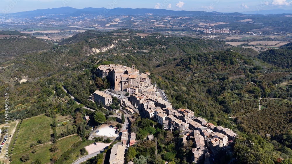 Fototapeta premium Vista aerea del borgo di Bomarzo, in provincia di Viterbo, Lazio Italia. 