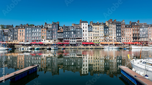 Photos Vue du port de Honfleur en Normandie, avec un reflet des immeubles dans l'eau, F