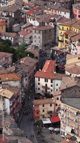 Gli sbandieratori di piazza durante la sagra di Canepina, borgo in provincia di Viterbo, Lazio, Italia.